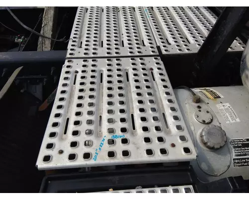 VOLVO VNL DECK (CATWALK) STEP