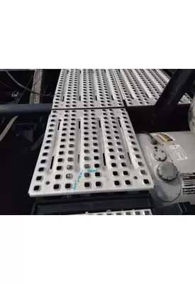 VOLVO VNL DECK (CATWALK) STEP