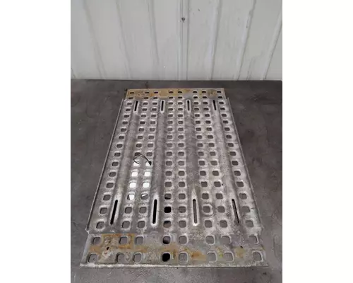 VOLVO VNL DECK (CATWALK) STEP