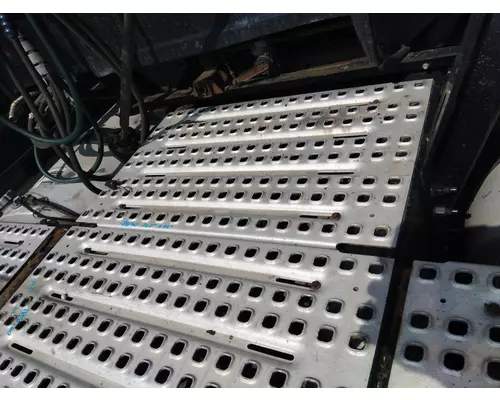 VOLVO VNL DECK (CATWALK) STEP