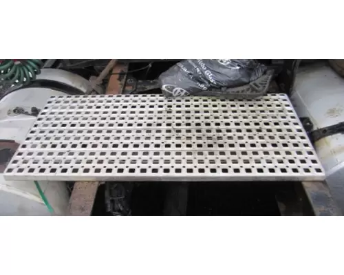 VOLVO VNL DECK (CATWALK) STEP
