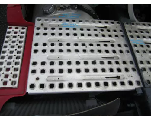 VOLVO VNL DECK (CATWALK) STEP