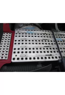 VOLVO VNL DECK (CATWALK) STEP