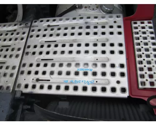 VOLVO VNL DECK (CATWALK) STEP