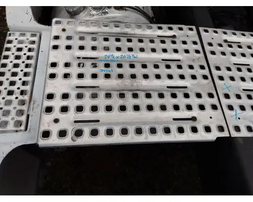 VOLVO VNL DECK (CATWALK) STEP