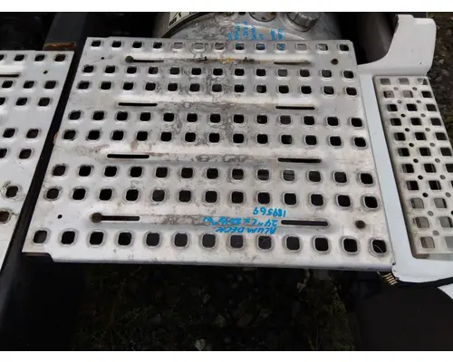 VOLVO VNL DECK (CATWALK) STEP