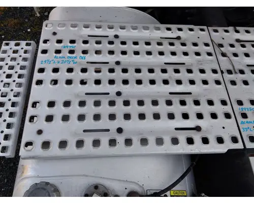 VOLVO VNL DECK (CATWALK) STEP