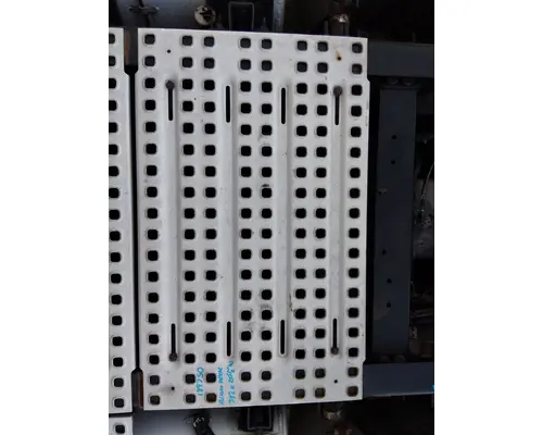 VOLVO VNL DECK (CATWALK) STEP