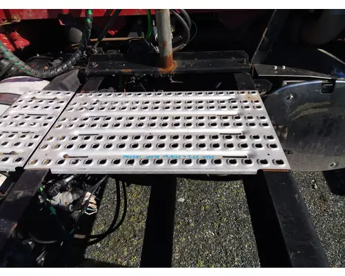 VOLVO VNL DECK (CATWALK) STEP