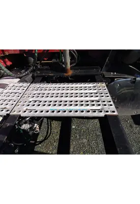 VOLVO VNL DECK (CATWALK) STEP