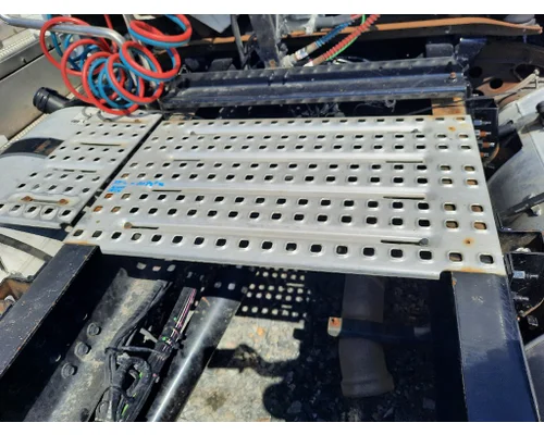 VOLVO VNL DECK (CATWALK) STEP