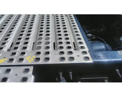 VOLVO VNL DECK (CATWALK) STEP