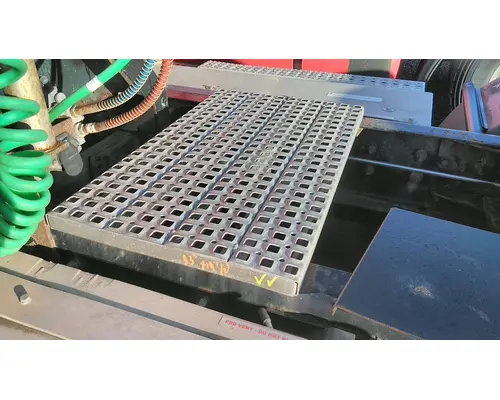 VOLVO VNL DECK (CATWALK) STEP