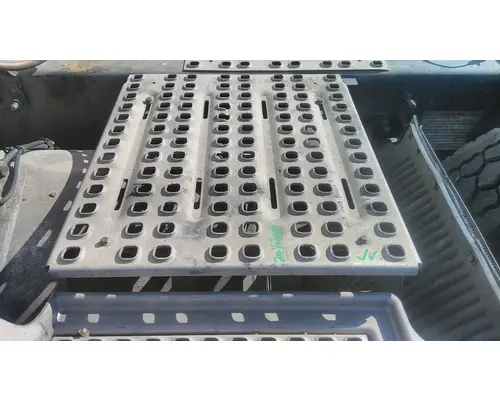 VOLVO VNL DECK (CATWALK) STEP