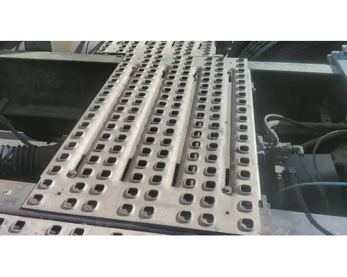 VOLVO VNL DECK (CATWALK) STEP