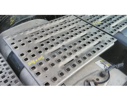 VOLVO VNL DECK (CATWALK) STEP