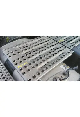 VOLVO VNL DECK (CATWALK) STEP