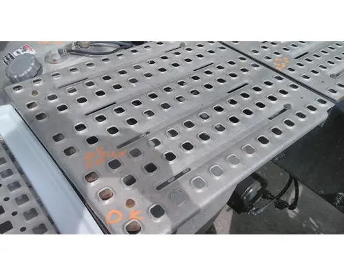 VOLVO VNL DECK (CATWALK) STEP