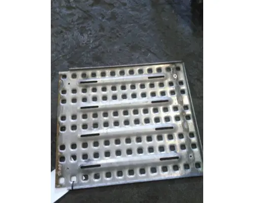 VOLVO VNL DECK (CATWALK) STEP