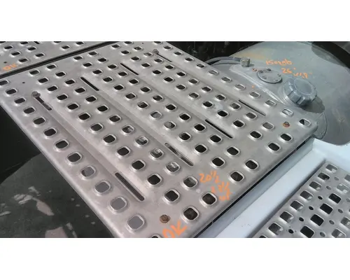 VOLVO VNL DECK (CATWALK) STEP