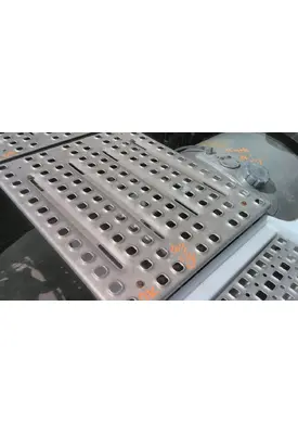 VOLVO VNL DECK (CATWALK) STEP
