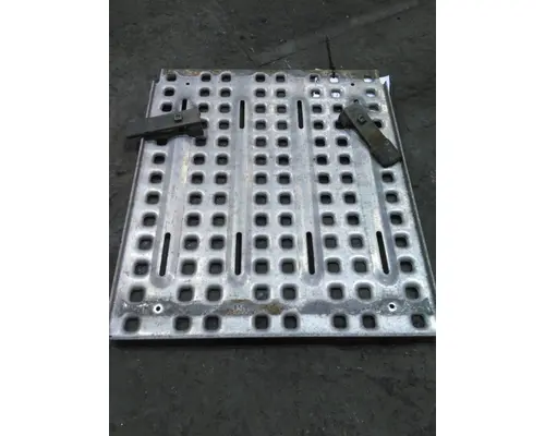 VOLVO VNL DECK (CATWALK) STEP