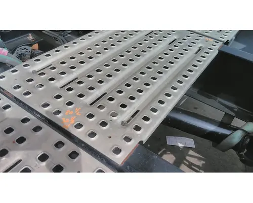 VOLVO VNL DECK (CATWALK) STEP