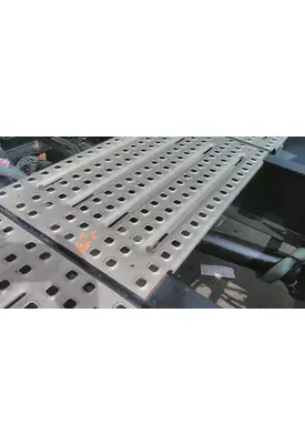 VOLVO VNL DECK (CATWALK) STEP