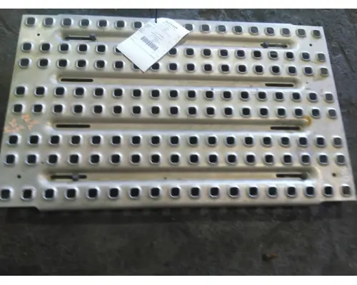 VOLVO VNL DECK (CATWALK) STEP
