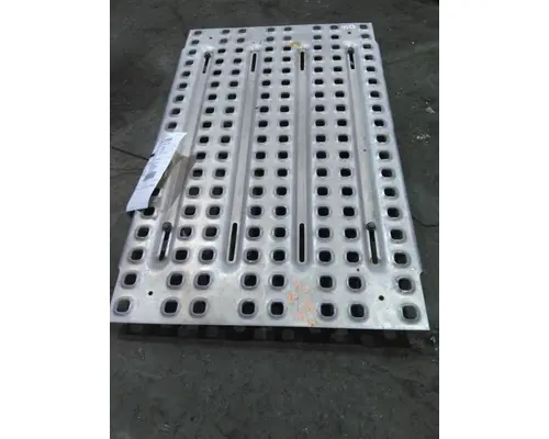 VOLVO VNL DECK (CATWALK) STEP