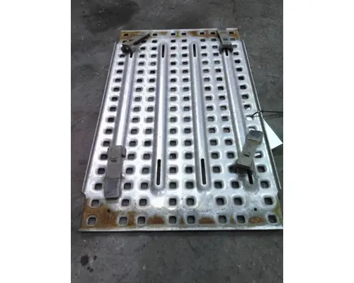 VOLVO VNL DECK (CATWALK) STEP