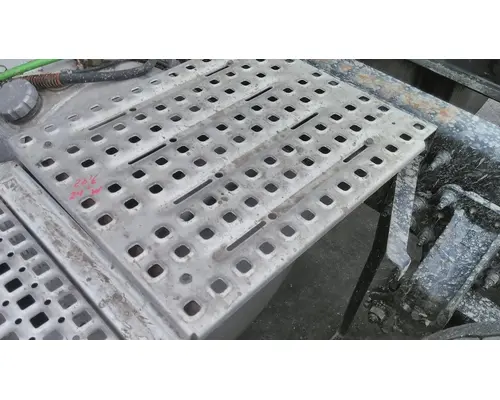 VOLVO VNL DECK (CATWALK) STEP