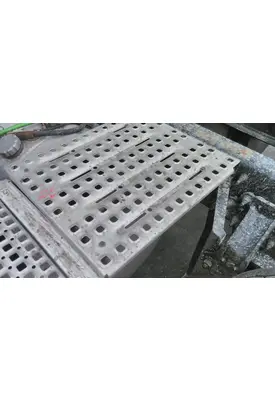 VOLVO VNL DECK (CATWALK) STEP