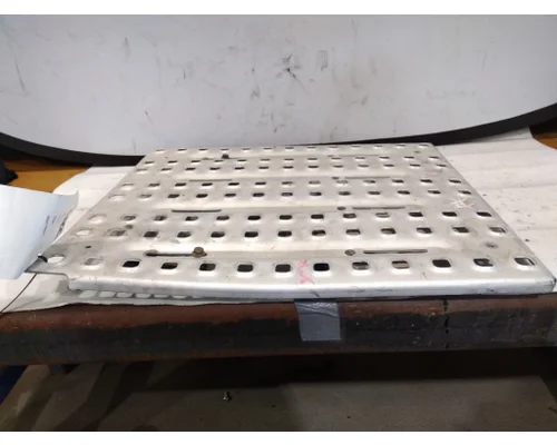 VOLVO VNL DECK (CATWALK) STEP