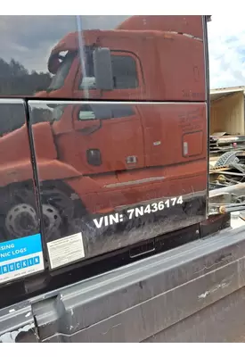 VOLVO VNL DOOR, COMPARTMENT