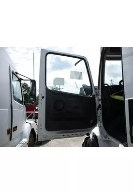 VOLVO VNL DOOR ASSEMBLY, FRONT