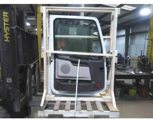 VOLVO VNL DOOR ASSEMBLY, FRONT