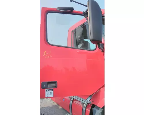 VOLVO VNL DOOR ASSEMBLY, FRONT