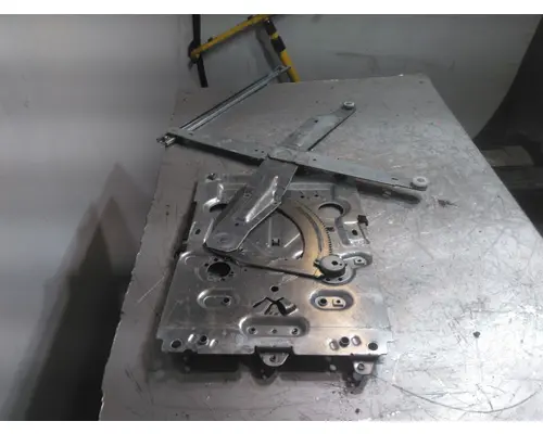 VOLVO VNL DOOR WINDOW REGULATOR