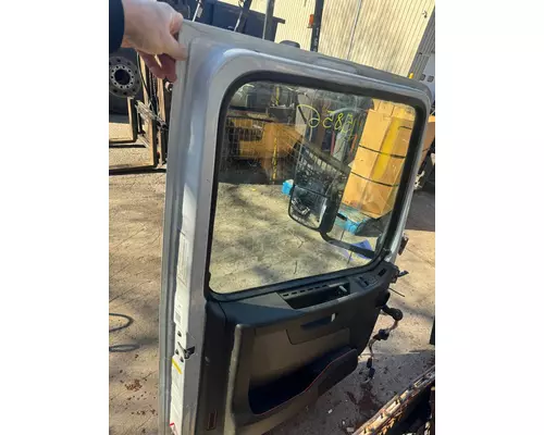 VOLVO VNL Door Assembly, Front