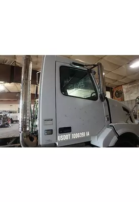 VOLVO VNL Door Assembly, Front