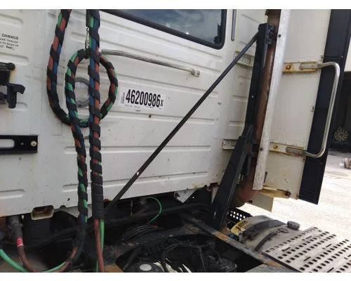 VOLVO VNL EXHAUSTMUFFLER BRACKET