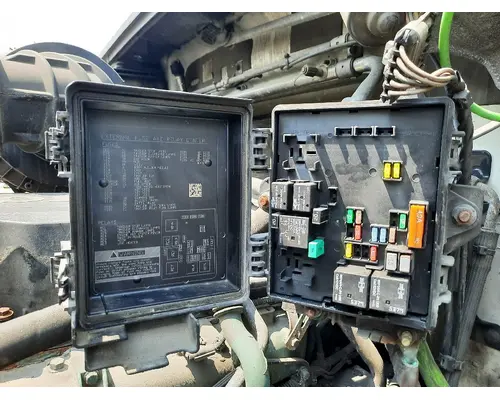 VOLVO VNL FUSE BOX