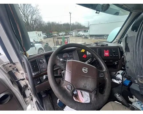 VOLVO VNL Fifth Wheel