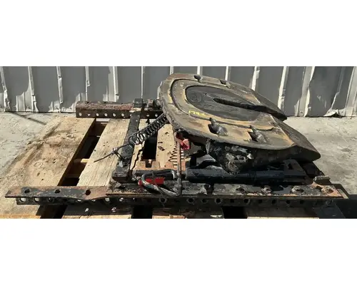 VOLVO VNL Fifth Wheel