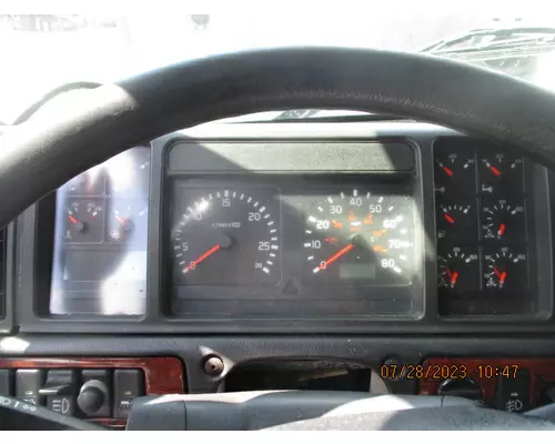 VOLVO VNL GAUGE CLUSTER