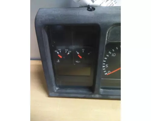 VOLVO VNL GAUGE CLUSTER