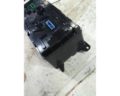 VOLVO VNL GAUGE CLUSTER