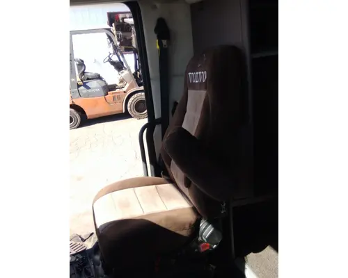 VOLVO VNL SEAT, FRONT