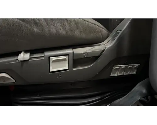 VOLVO VNL SEAT, FRONT